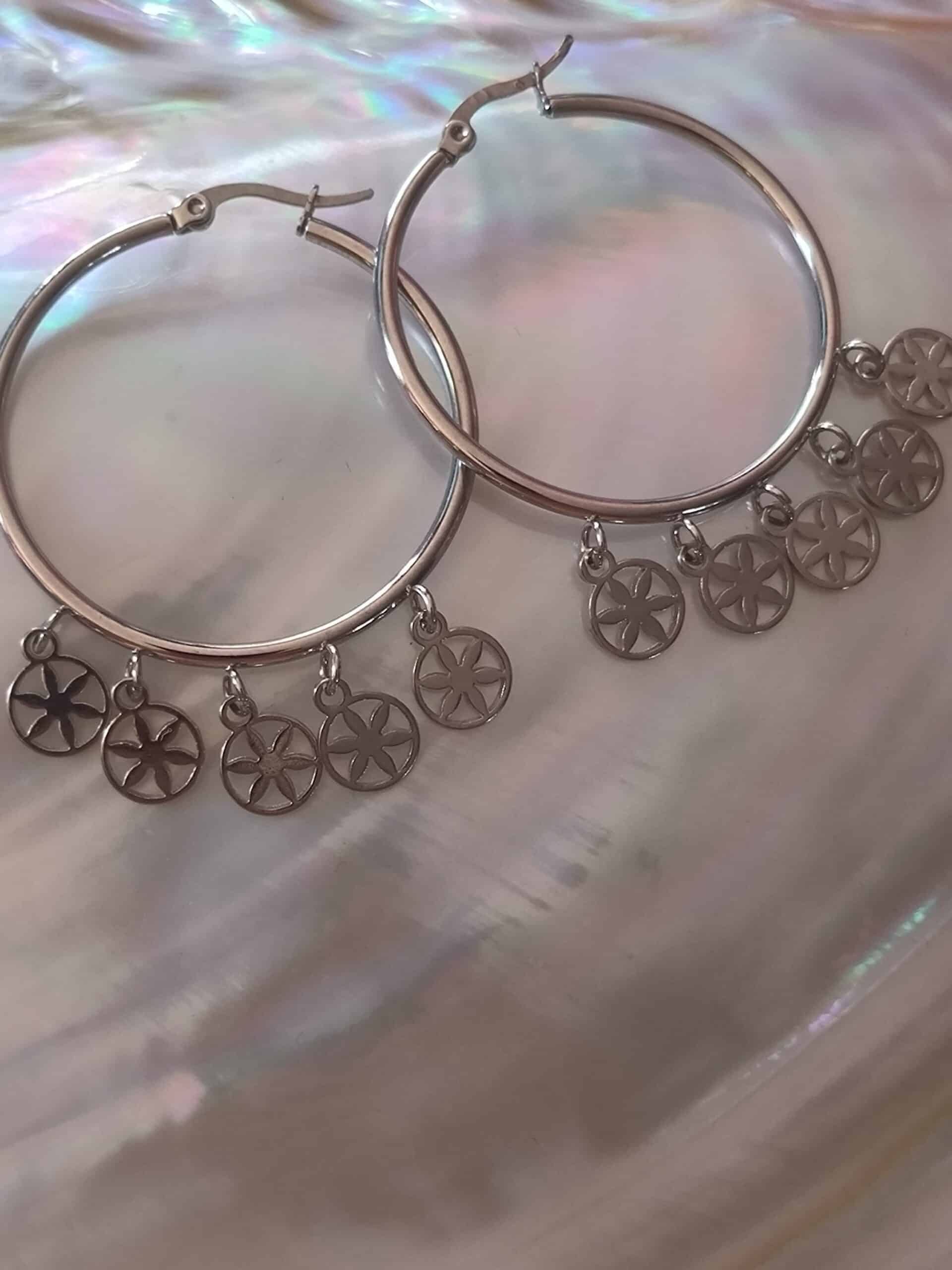 Boucle d'oreille créole avec breloque