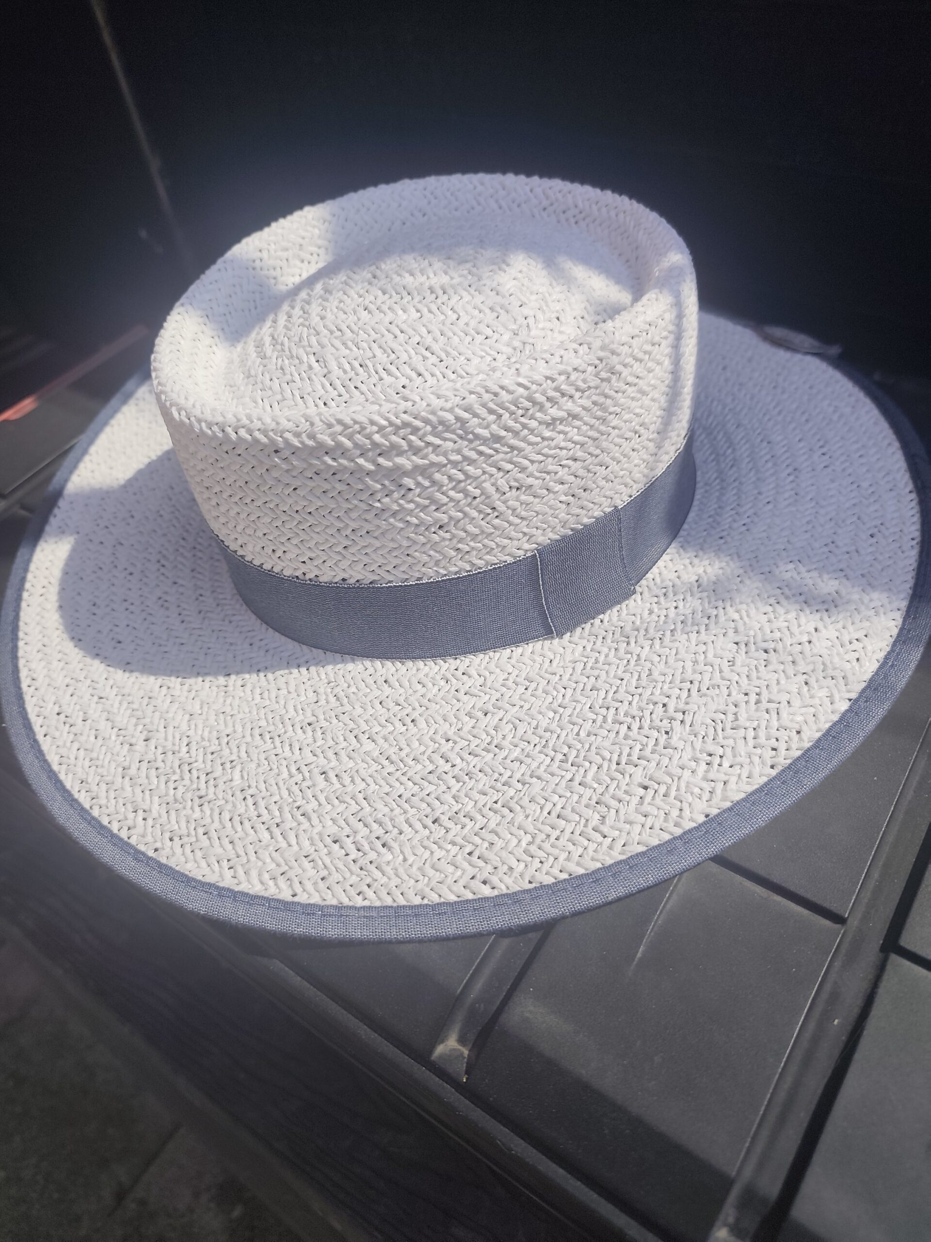 Chapeau blanc/bleu
