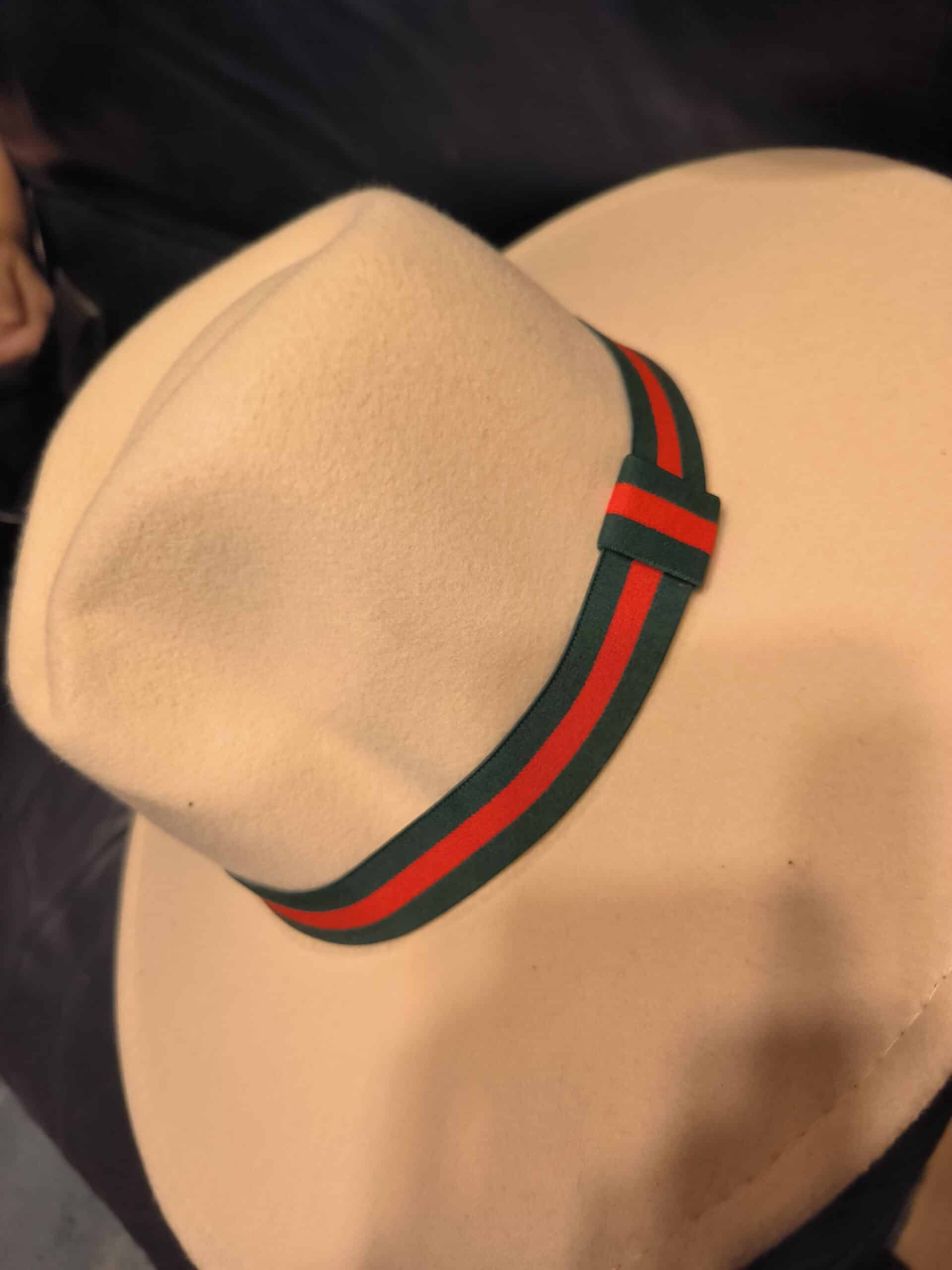 Chapeau trait vert et rouge